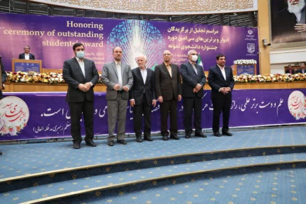 تقدیر از دکتر یاور احمدی در سی امین دوره جشنواره دانشجوی نمونه کشوری در سالن اجلاس سران 8