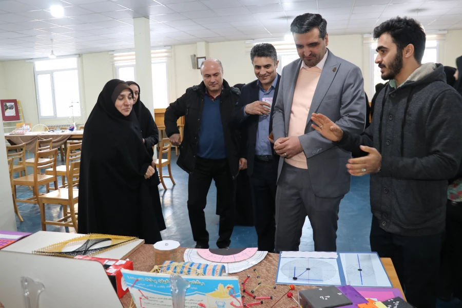 نمایشگاه استانی تولید محتوا و دست سازه های ریاضی و زیست و فیزیک و شیمی 3