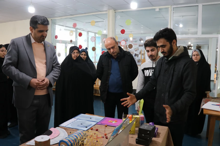نمایشگاه استانی تولید محتوا و دست سازه های ریاضی و زیست و فیزیک و شیمی 5