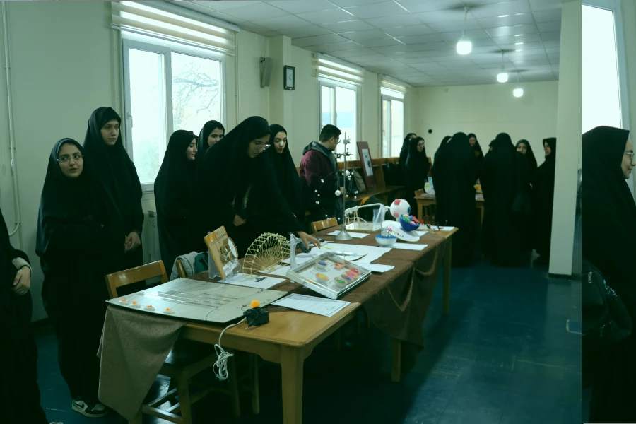 نمایشگاه استانی تولید محتوا و دست سازه های ریاضی و زیست و فیزیک و شیمی 9