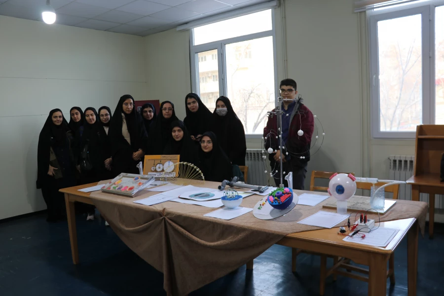 نمایشگاه استانی تولید محتوا و دست سازه های ریاضی و زیست و فیزیک و شیمی 11