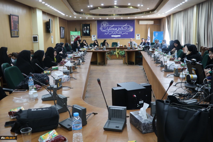 جلسه نهایی جمع بندیبا حضور مسؤلین و اساتید و داوران و شرکت کنندگان و دانشجو معلمان  4