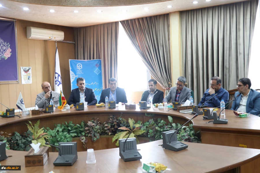 جلسه نهایی جمع بندیبا حضور مسؤلین و اساتید و داوران و شرکت کنندگان و دانشجو معلمان  7