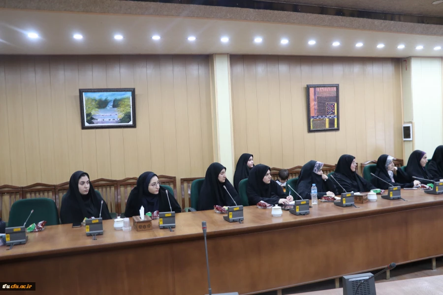 جلسه نهایی جمع بندیبا حضور مسؤلین و اساتید و داوران و شرکت کنندگان و دانشجو معلمان  10