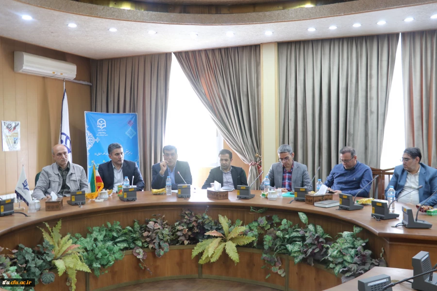 جلسه نهایی جمع بندیبا حضور مسؤلین و اساتید و داوران و شرکت کنندگان و دانشجو معلمان  15