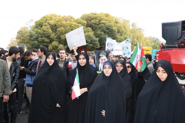 حضور حماسی و باشکوه اساتید و کارمندان و دانشجویان پردیس در راهپیمایی 13 آبان 2