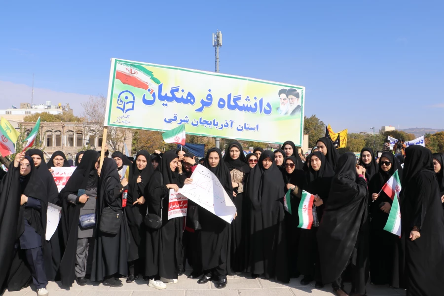 حضور حماسی و باشکوه اساتید و کارمندان و دانشجویان پردیس در راهپیمایی 13 آبان 7