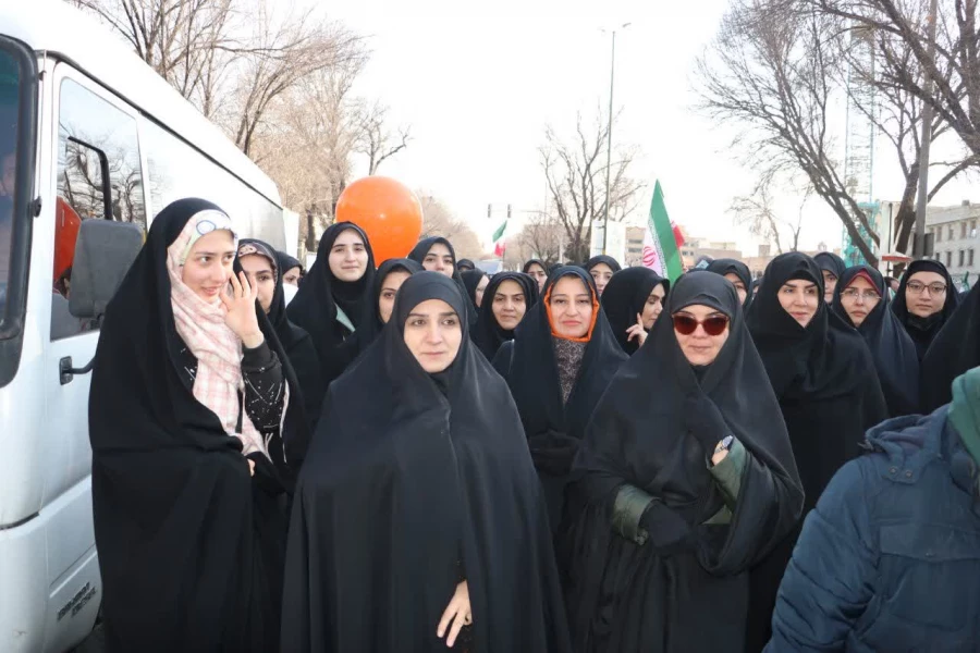 حماسه حضور اساتید و کارمندان و دانشجویان پردیس در خجسته سالروز پیروزی انقلاب 3