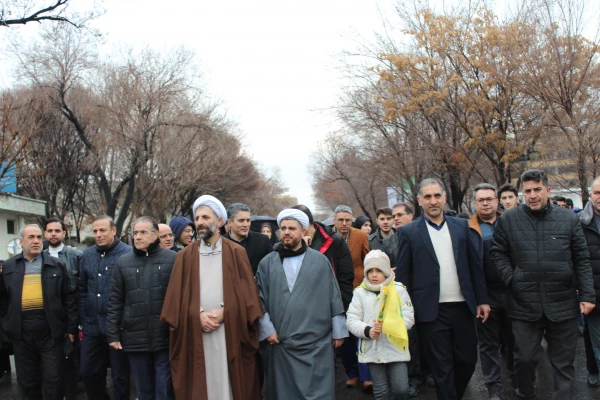 حماسه حضور اساتید و کارمندان و دانشجویان پردیس در خجسته سالروز پیروزی انقلاب  5